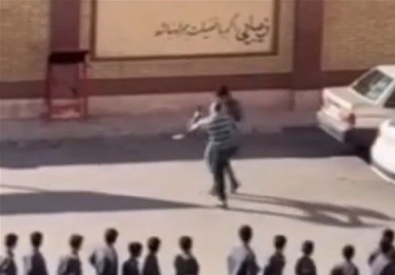 لگد به‌جای تربیت! / ویدئوی تکان‌دهنده از خشونت ناظم مدرسه در پرند!
