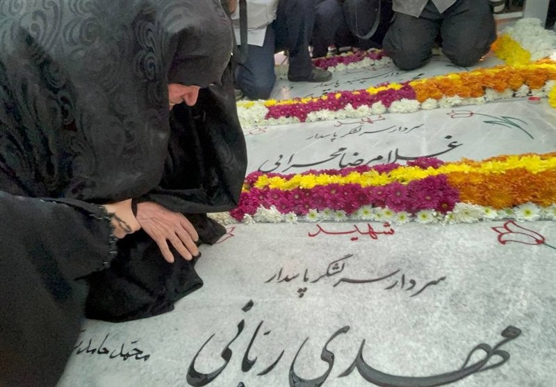 حضور مادر شهید سردار مهدی ربانی بر سر مزارش برای اولین بار