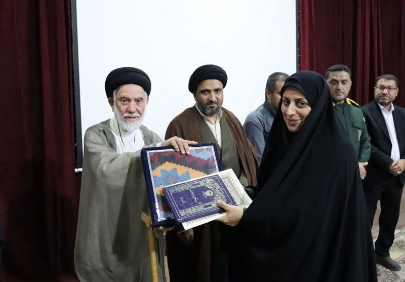 تجلیل از حافظ کل و فعالان قرآنی شهرستان دیر
