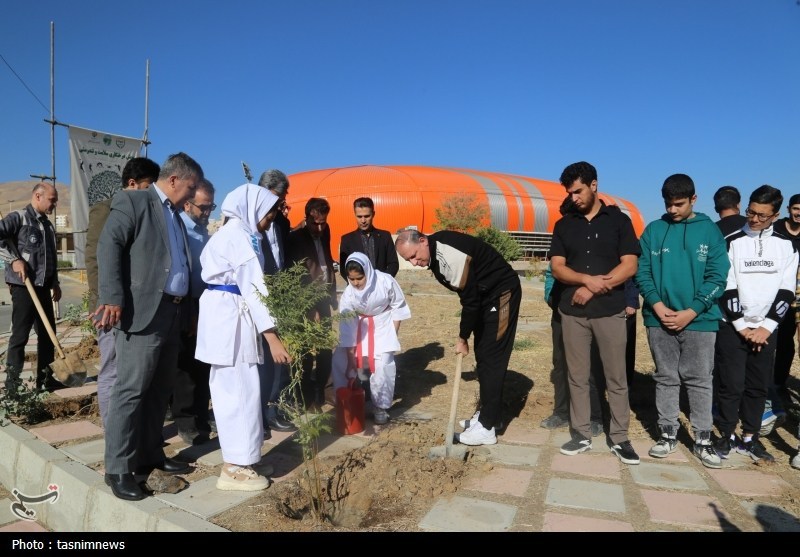 درختکاری در سنندج/"یک قهرمان یک نهال"+تصویر
