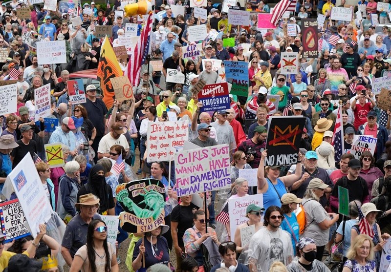 یو اس ای تودی: چاپلوسان ترامپ تظاهرات «بدون پادشاه» را خشونت‌آمیز می‌نامند