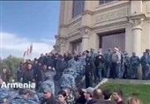 تجمع نیروهای امنیتی و معترضان در مقابل شهرداری گیومری ارمنستان