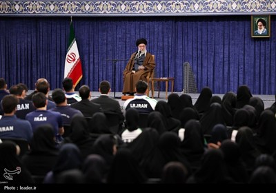 İran İslam Devrimi Lideri, Dünya Spor ve Bilim Olimpiyatlarında Madalya Kazananlarla Buluştu