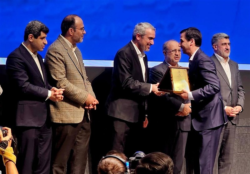 اهدای لوح افتخار برترین‌های بورس کالا به مدیرعامل چادرملو