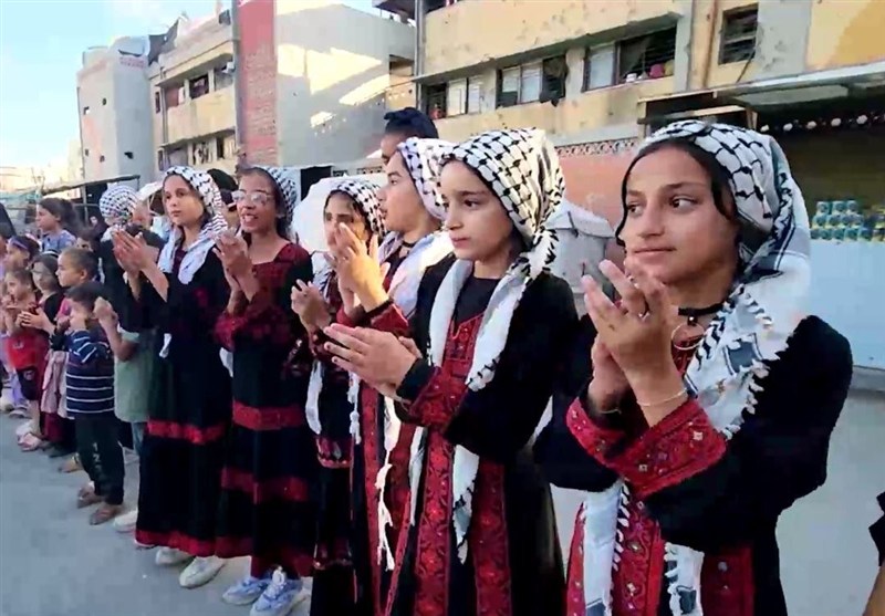 في فعالية للتفريغ النفسي بعد إنتهاء العدوان الإسرائيلي.. أطفال غزة يكتبون فلسطين على وجوههم