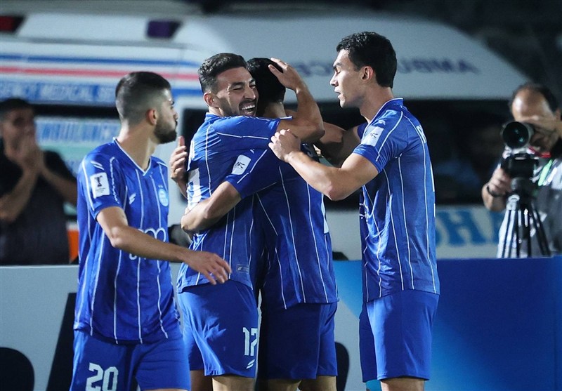 اهتراز پرچم‌های بزرگ آبی در ورزشگاه و شعار هواداران علیه پرسپولیس + تصاویر 5