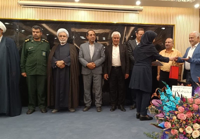 تجلیل از پرستاران درمانگاه دارالشفاء قرچک همزمان با میلاد حضرت زینب(س)