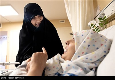 عیادت دختر شهید سلامی از دختر شهید هاشمی‌تبار؛ روایت پیوندی از درد، صبر و امید