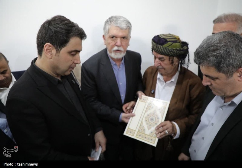 تجلیل وزیر ارشاد از هنرمند ماموستا عثمان هورامی/موسیقی اورامان حفظ شود+تصاویر