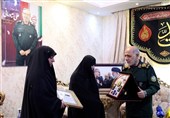 اعطای درجه سپهبدی به خانواده شهید علی شادمانی توسط سرلشکر عبداللهی