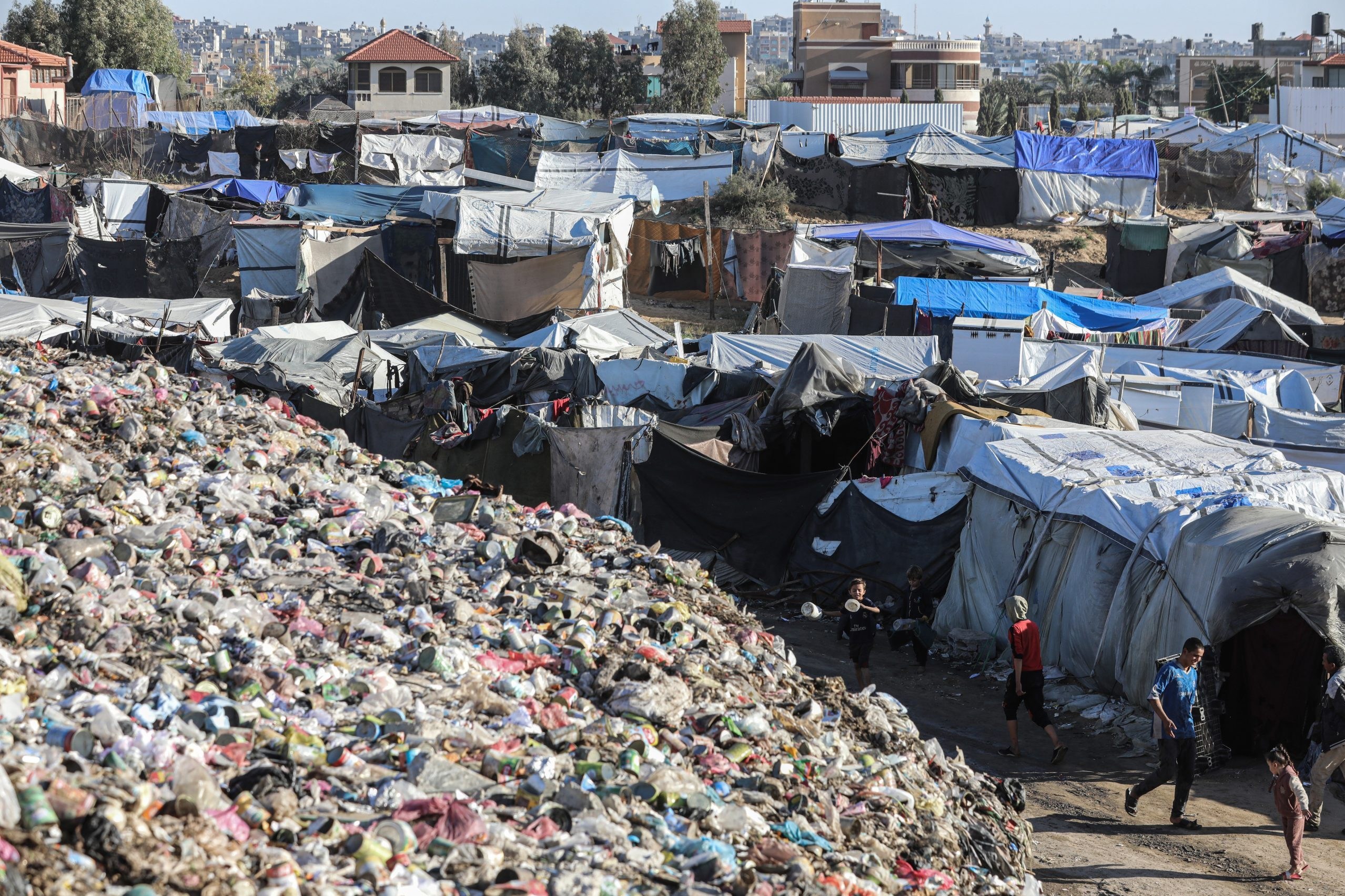 ساکنان غزه در محاصره 250 هزار تن زباله انباشت شده