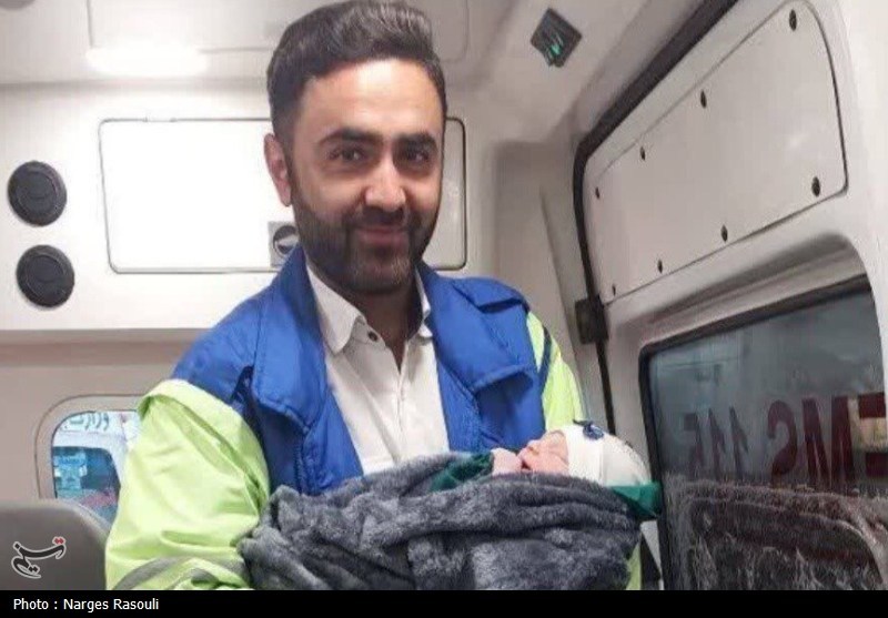 تولد نوزاد پسر در آمبولانس اورژانس گرماب