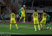 دیدار تیم‌های فوتبال شمس ‌آذر قزوین و  سپاهان