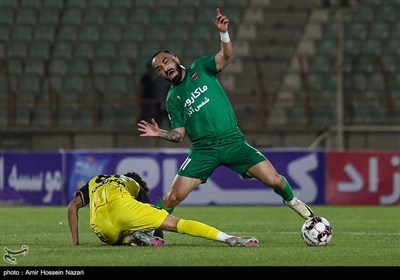 دیدار تیم‌های فوتبال شمس ‌آذر قزوین و  سپاهان