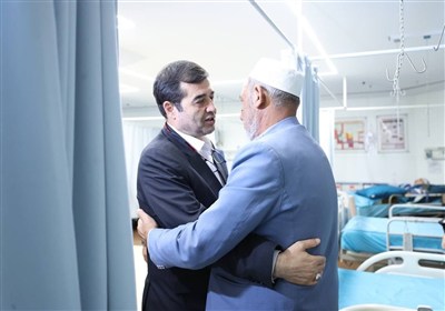 دنیامالی در عیادت از صابر کاظمی؛ ناامید نیستیم، مردم دعا کنند