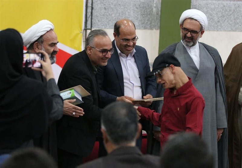 هنرمند توان‌خواه مهریزی برگزیده جشنواره تئاتر مریوان تجلیل شد