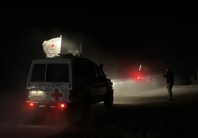 אל־קאסם מוסר את גופותיהם של שלושה שבויים ישראלים לצלב האדום