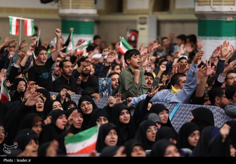 روایت خبرنگار تسنیم از دیدار هزاران دانش‌آموز و دانشجو با امام خامنه‌ای / آغاز دلدادگی + تصاویر 23