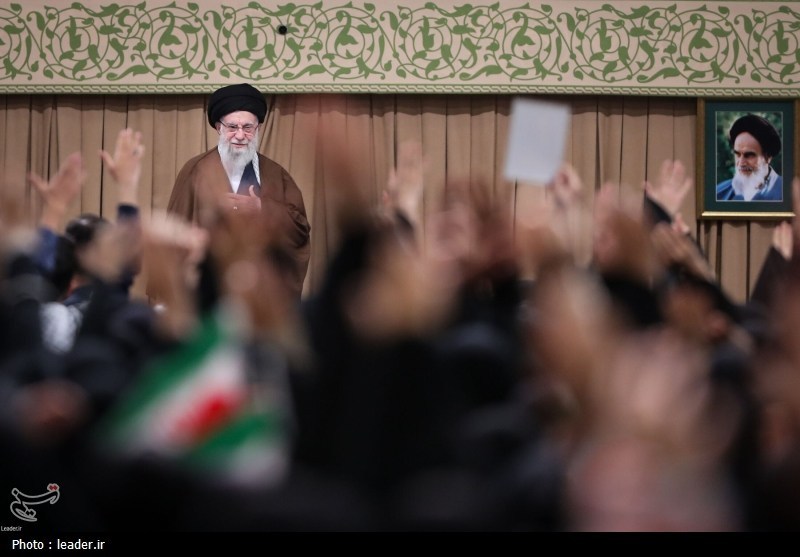 روایت خبرنگار تسنیم از دیدار هزاران دانش‌آموز و دانشجو با امام خامنه‌ای / آغاز دلدادگی + تصاویر