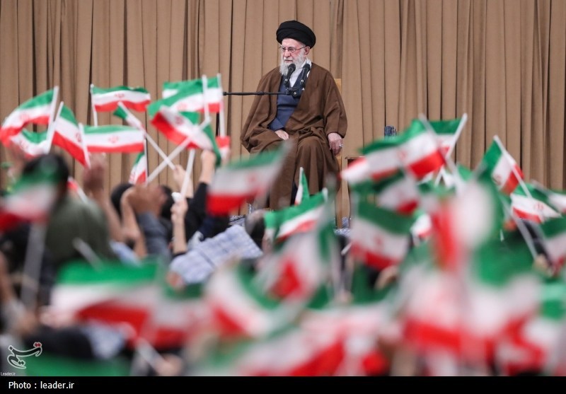 روایت خبرنگار تسنیم از دیدار هزاران دانش‌آموز و دانشجو با امام خامنه‌ای / آغاز دلدادگی + تصاویر 18