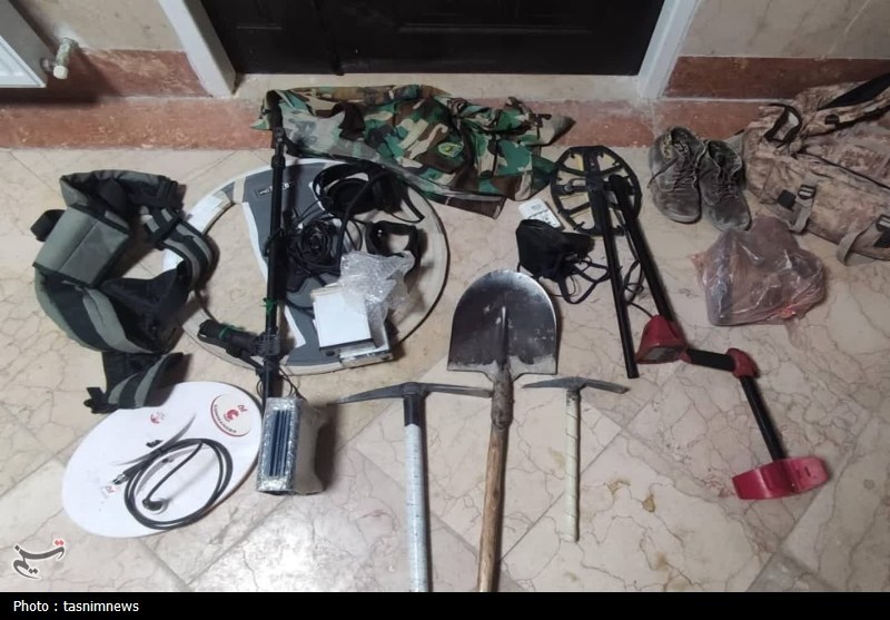کشف 2 دستگاه فلزیاب و دستگیری 3 متهم در شهرستان دنا