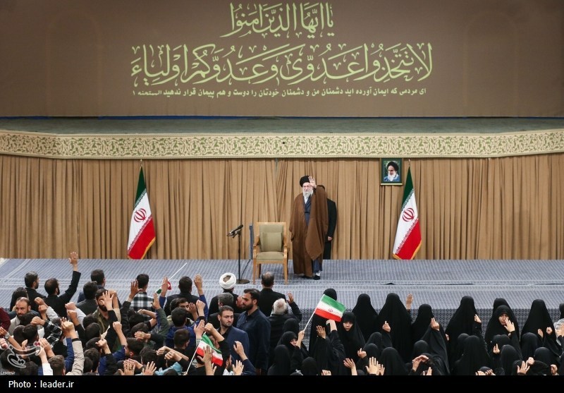 روایت خبرنگار تسنیم از دیدار هزاران دانش‌آموز و دانشجو با امام خامنه‌ای / آغاز دلدادگی + تصاویر 17