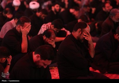 عزاداری زائران در سوگ حضرت زهرا(س)