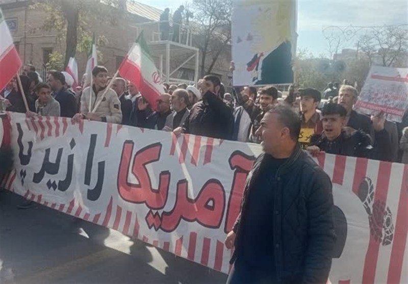 لبیک یا خامنه‌ای نسل نوجوان و جوان در راهپیمایی علیه استکبار