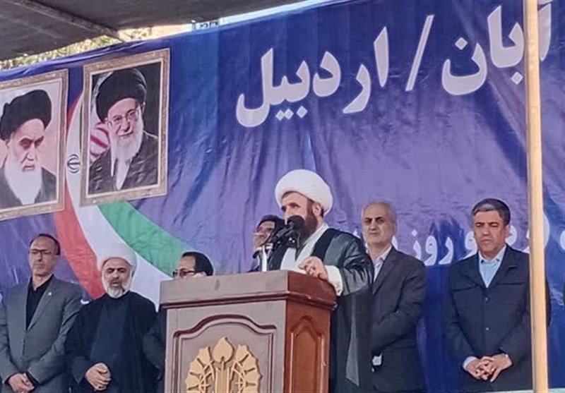 بی‌تفاوت بودن نسبت به استکبار اسلام آمریکایی است