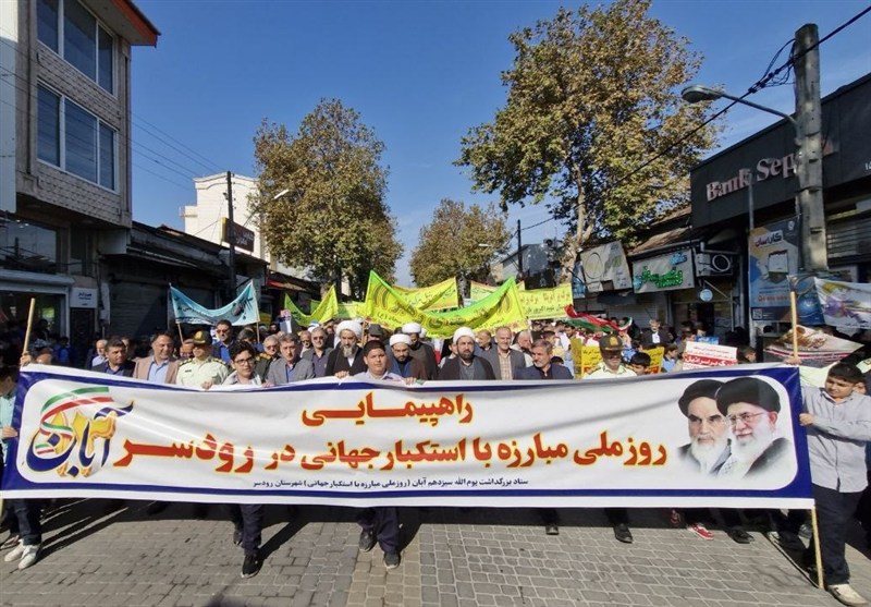 ملت ایران در خط مقدم دفاع از استقلال و آزادی ایستاده است