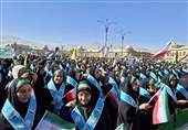 دانش‌آموزان نسل انقلاب با شعار «نسل سلمان، مثل چمران» ایستاده‌اند