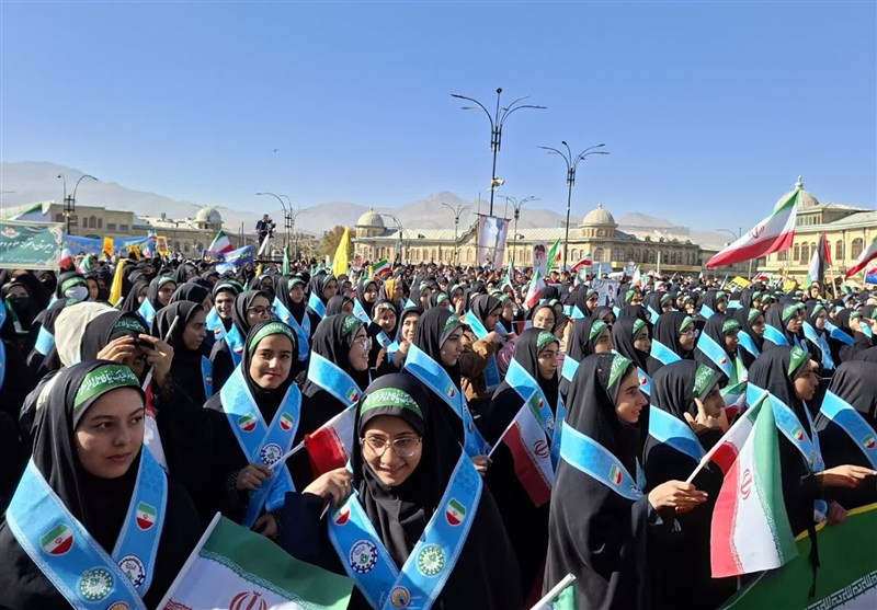 دانش‌آموزان نسل انقلاب با شعار «نسل سلمان، مثل چمران» ایستاده‌اند