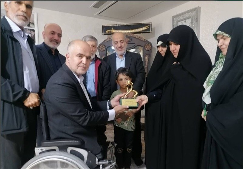 تقدیم تندیس یادبود شهید دریاقلی به خانواده شهید حاجی‌زاده 2