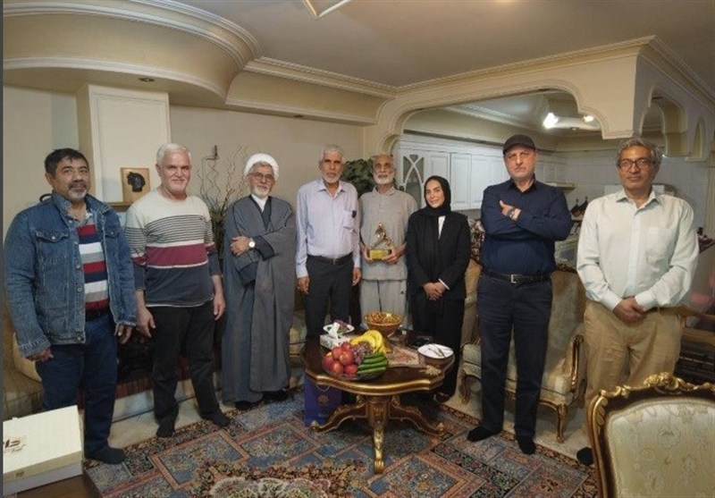 تقدیم تندیس یادبود شهید دریاقلی به خانواده شهید حاجی‌زاده 3