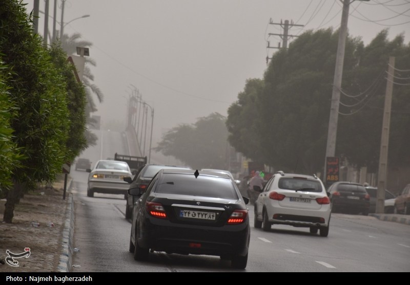 بندرعباس در محاصره گرد و غبار / احتمال تصمیم‌گیری تازه درباره تعطیلی مدارس+فیلم و عکس