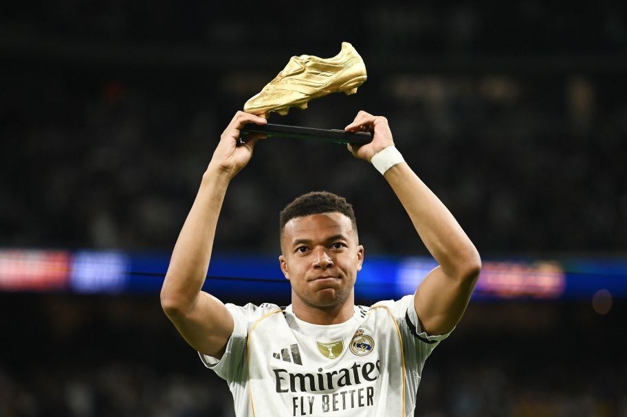 گمنام 199 سانتی‌متری فراتر از ستاره‌های فوتبال اروپا 3