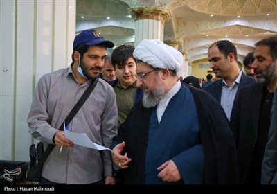 بازدید امام‌جمعه تبریز از میز خدمت مصلا؛ رسیدگی مستقیم به درخواست‌های مردمی