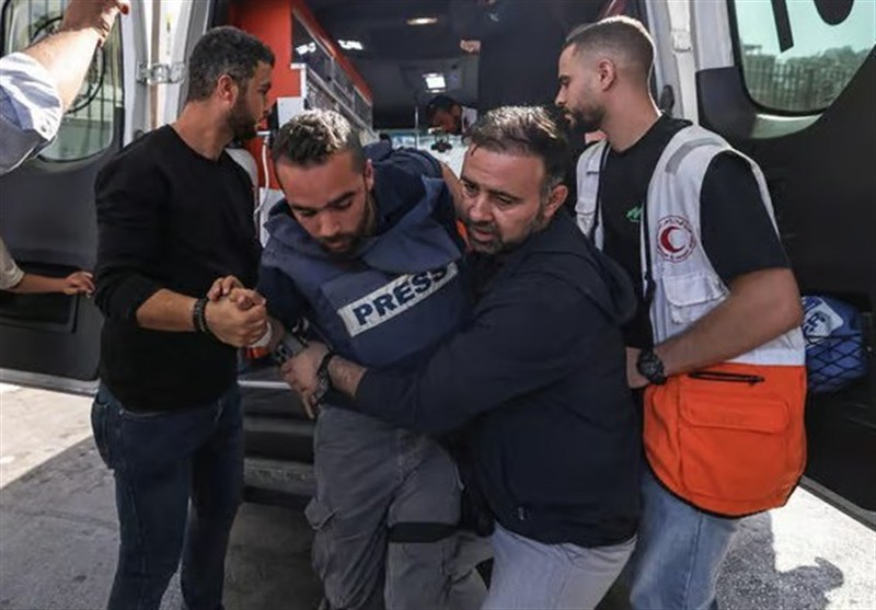 אלות, אבנים ושתיקה: מתנחלים תקפו פלסטינים ועיתונאים במסיק הזיתים – הצבא והמשטרה מטילים אחריות זה על זה