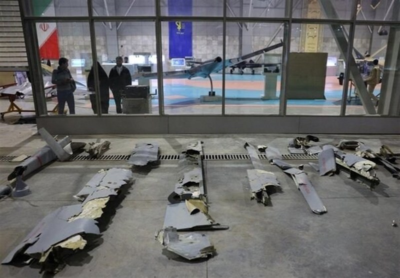 חיל האוויר האיראני מציג את שרידי המל"טים הישראלים "הרון" ו"הרמס"