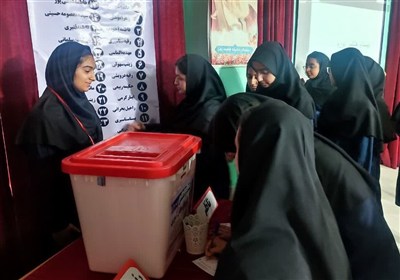 شورایی که دانش‌آموزان «آزمایش دموکراسی» را تمرین می کنند