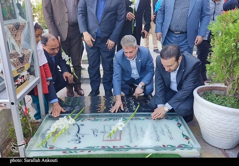 ادای احترام دبیر هیئت عالی گزینش کشور به مقام شامخ شهید سلیمانی