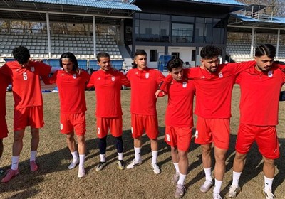 تمرین تیم فوتبال امید ایران در زمین چمنی نامناسب!