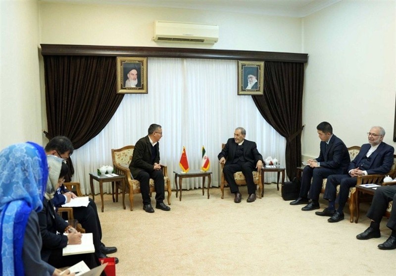 ولايتي: علاقات إيران والصين يمكن أن تكون نموذجاً فاعلاً للتعاون البنّاء بين الدول المستقلة