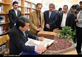 بازدید استاندار کرمان از کتابخانه مرکزی کرمان