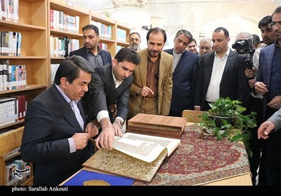 بازدید استاندار کرمان از کتابخانه مرکزی کرمان