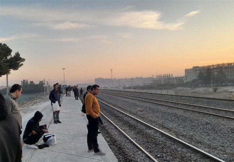 ازدحام در ریل‌باس تهران ـ پرند/ مسافران بهارستان ایستاده تا تهران می‌روند!