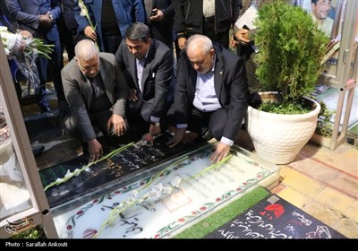 حضور وزیر نیرو در گلزار شهدای کرمان