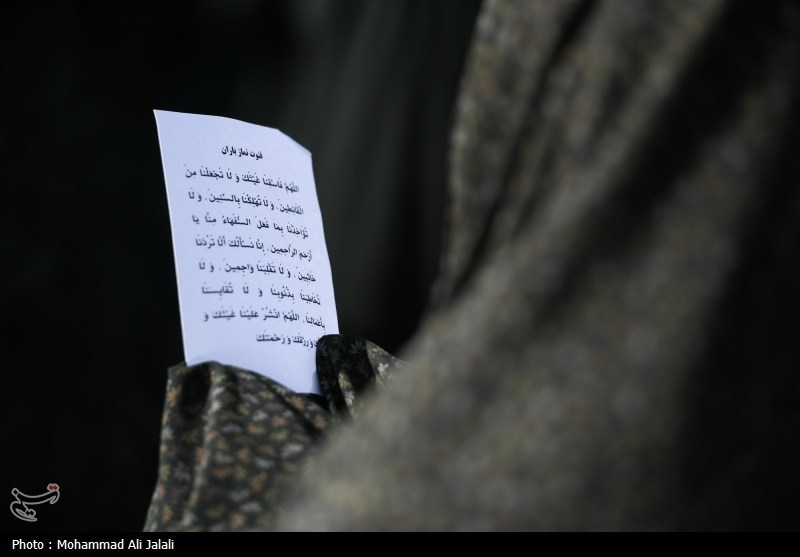 دست‌ها برای طلب باران به آسمان بلند می‌شوند