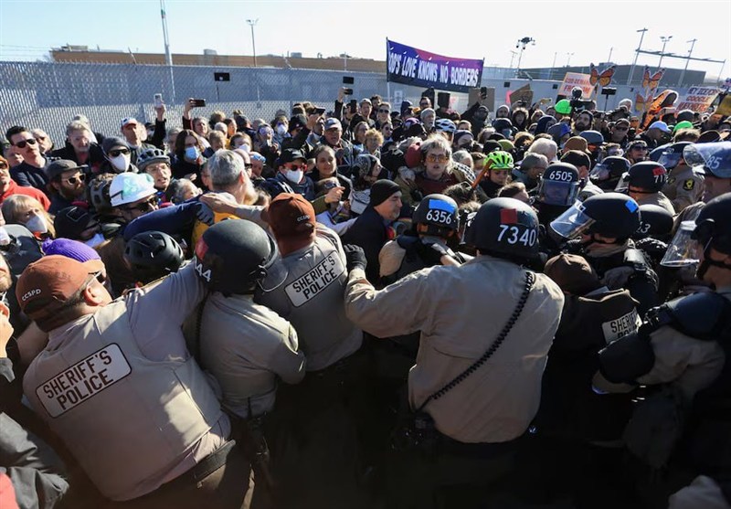 درگیری معترضان به سیاست‌های ضد مهاجرتی با پلیس آمریکا در شیکاگو