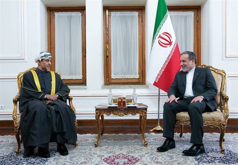 تقدیم رونوشت استوارنامه سفرای عمان و امارات به عراقچی